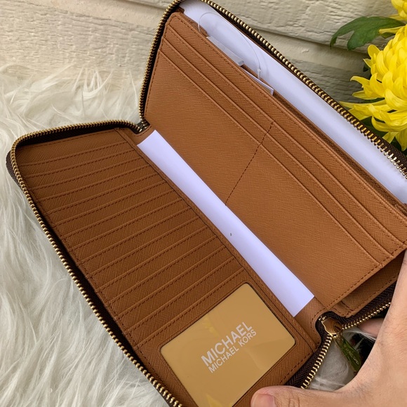 Michael Kors Jet Set Large Travel Wallet - Picture 3 of 7